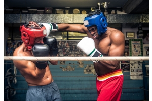 Två män boxas i en boxningsring